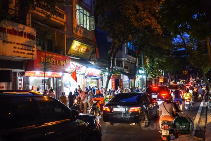 bao phuong nghi choi nguoi dan van rong ran xep hang nhu chua he co dich hinh 9
