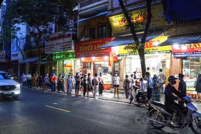 bao phuong nghi choi nguoi dan van rong ran xep hang nhu chua he co dich hinh 3