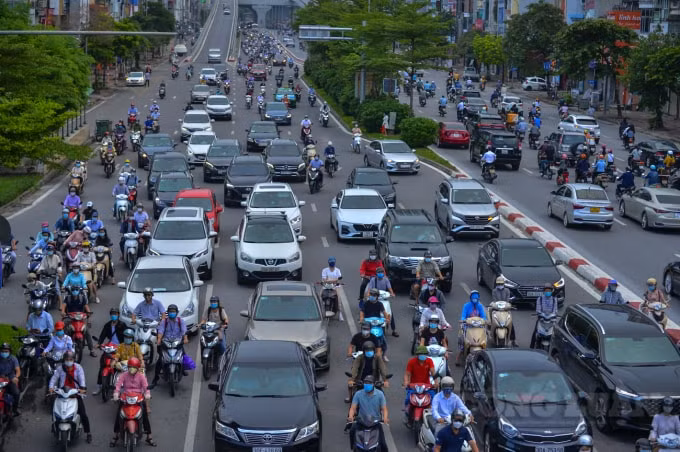 duong pho dong duc phuong tien di chuyen vao gio cao diem sau khi ha noi noi long gian cach hinh 4