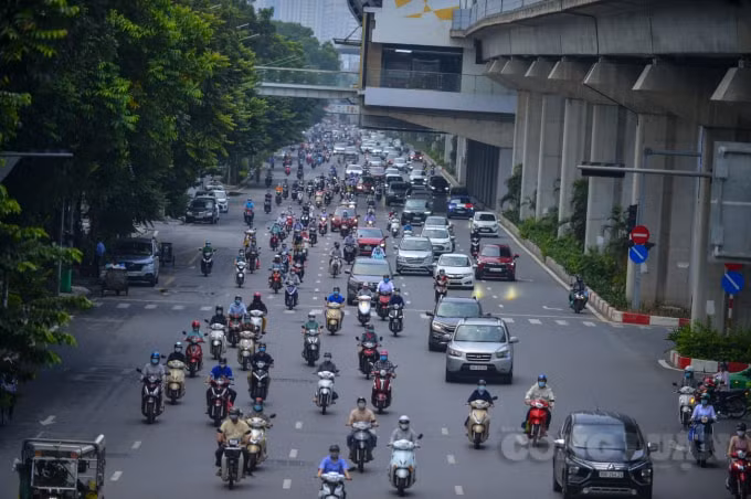 duong pho dong duc phuong tien di chuyen vao gio cao diem sau khi ha noi noi long gian cach hinh 2