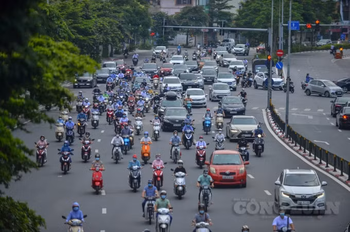 duong pho dong duc phuong tien di chuyen vao gio cao diem sau khi ha noi noi long gian cach hinh 7