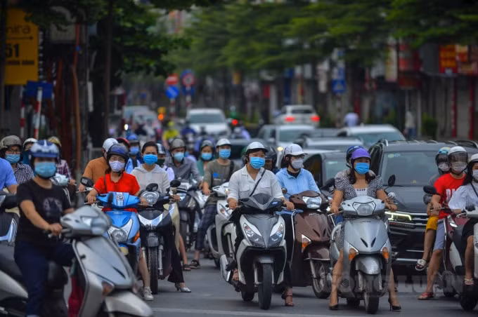duong pho dong duc phuong tien di chuyen vao gio cao diem sau khi ha noi noi long gian cach hinh 10