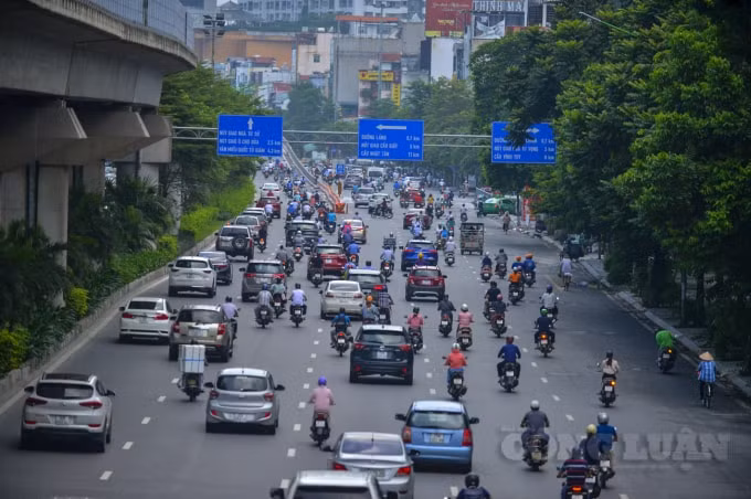 duong pho dong duc phuong tien di chuyen vao gio cao diem sau khi ha noi noi long gian cach hinh 1