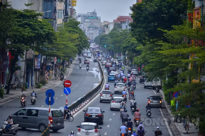 duong pho dong duc phuong tien di chuyen vao gio cao diem sau khi ha noi noi long gian cach hinh 8