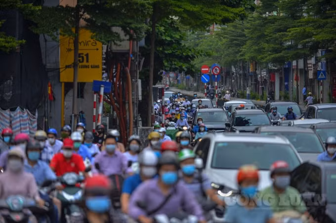 duong pho dong duc phuong tien di chuyen vao gio cao diem sau khi ha noi noi long gian cach hinh 9