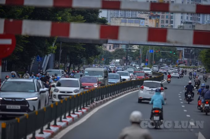 duong pho dong duc phuong tien di chuyen vao gio cao diem sau khi ha noi noi long gian cach hinh 6