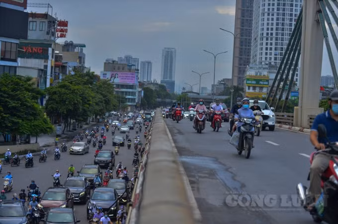 duong pho dong duc phuong tien di chuyen vao gio cao diem sau khi ha noi noi long gian cach hinh 5