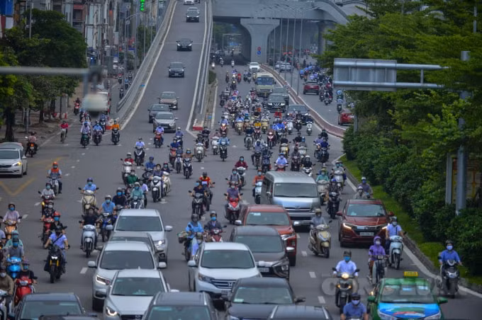 duong pho dong duc phuong tien di chuyen vao gio cao diem sau khi ha noi noi long gian cach hinh 3