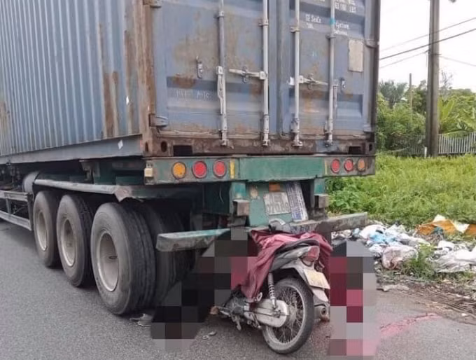hung yen xe may dam vao duoi xe container mot nguoi tu nan hinh 1