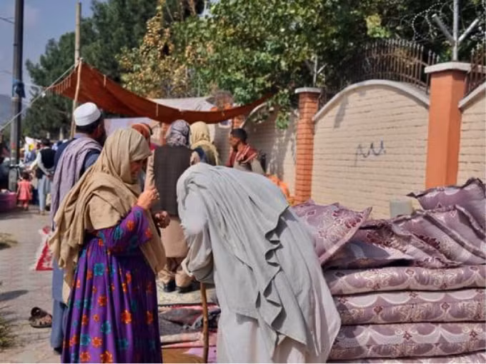 dan afghanistan ban do dac trong nha vi khan hiem tien mat khung hoang rinh rap hinh 1