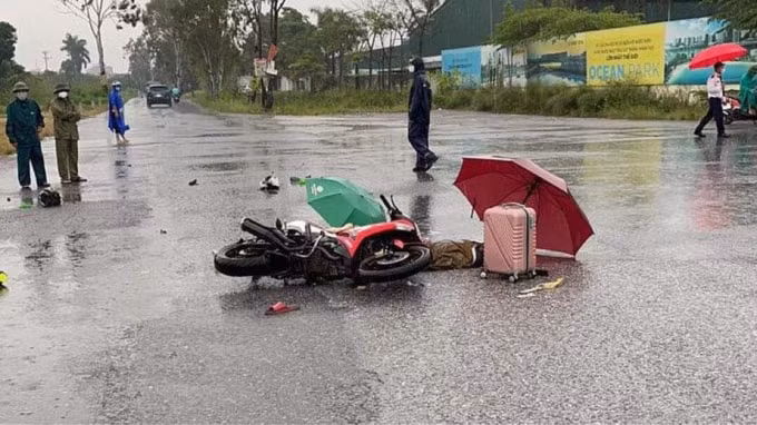 ha noi phat hien doi nam nu ngoi tren xe may tu vong nghi bi set danh hinh 1
