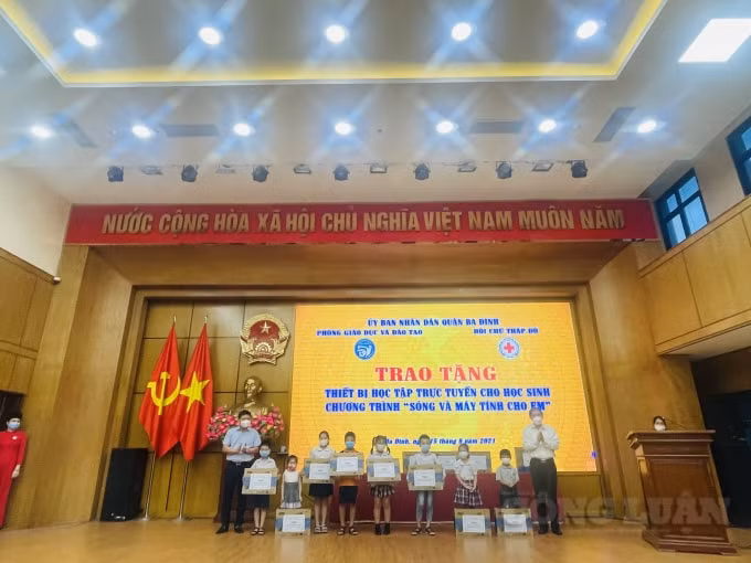 ha noi quan ba dinh trao tang 165 bo thiet bi hoc tap truc tuyen cho hoc sinh kho khan hinh 1