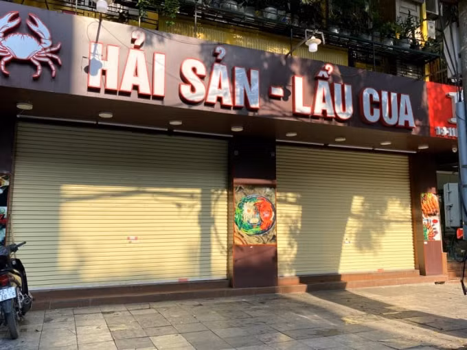 Nhà hàng chật vật kinh doanh trong mùa dịch.