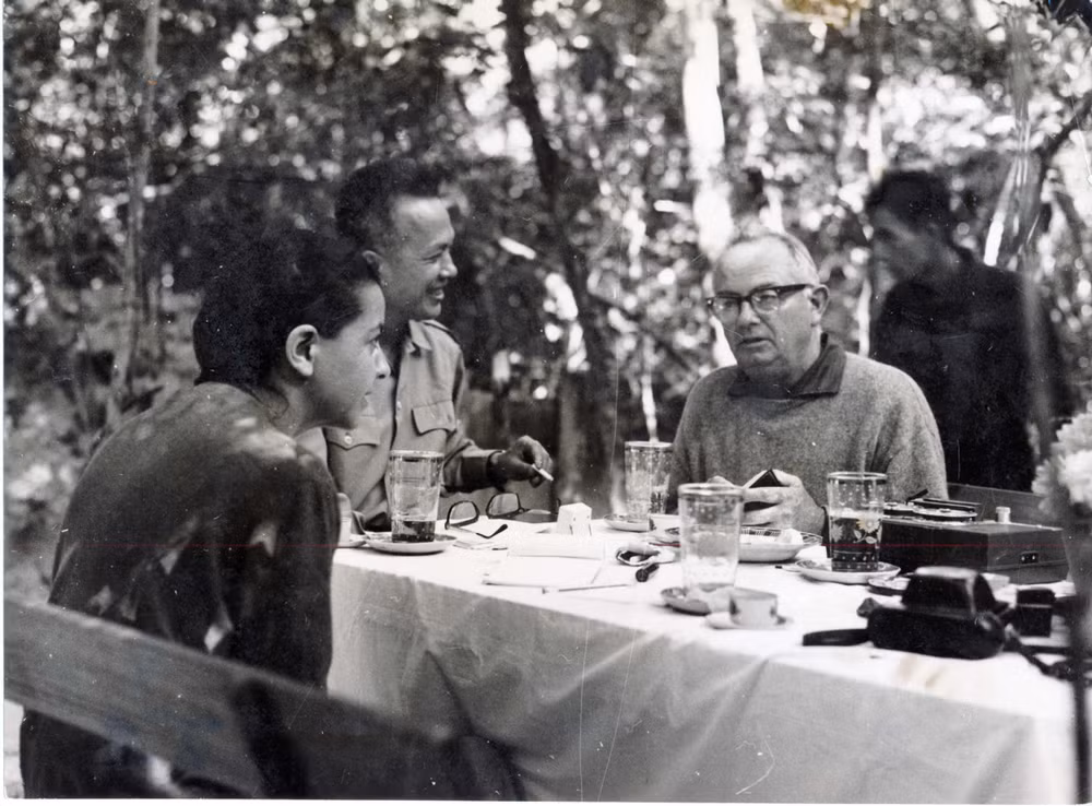 wilfred burchett mot cuoc doi lam bao chan chinh khong quan hiem nguy de di tim su that hinh 6