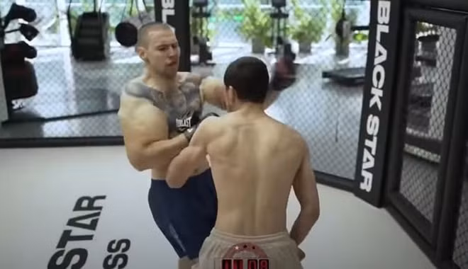 luc sy co bap tay 60cm gap chan thuong dang so khi tro lai san dau vo mma hinh 2