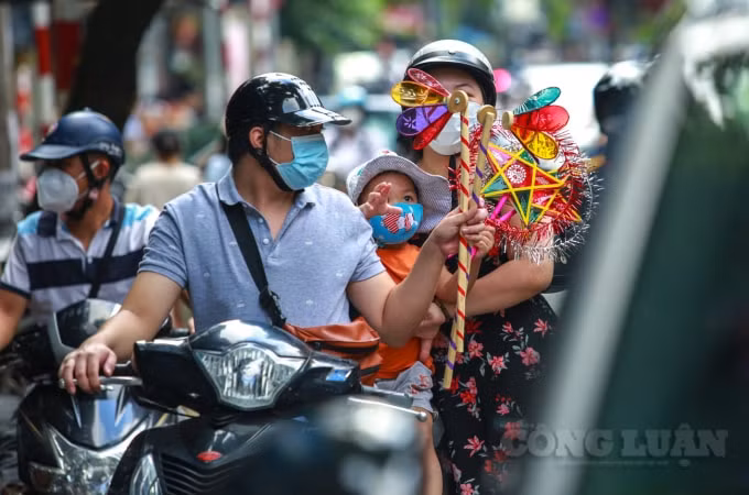 sau nhieu ngay vang lang pho hang ma bat ngo dong khach mua do trung thu hinh 8
