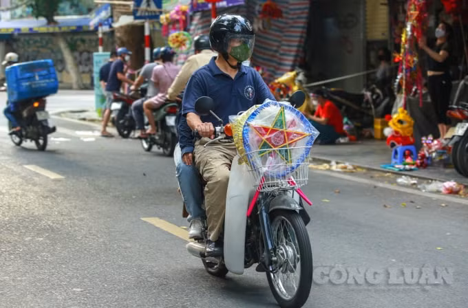 sau nhieu ngay vang lang pho hang ma bat ngo dong khach mua do trung thu hinh 13