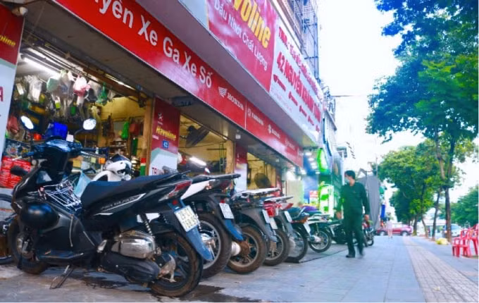 ha noi cua hang sua chua xe may tat bat sau hai thang ngung hoat dong hinh 3