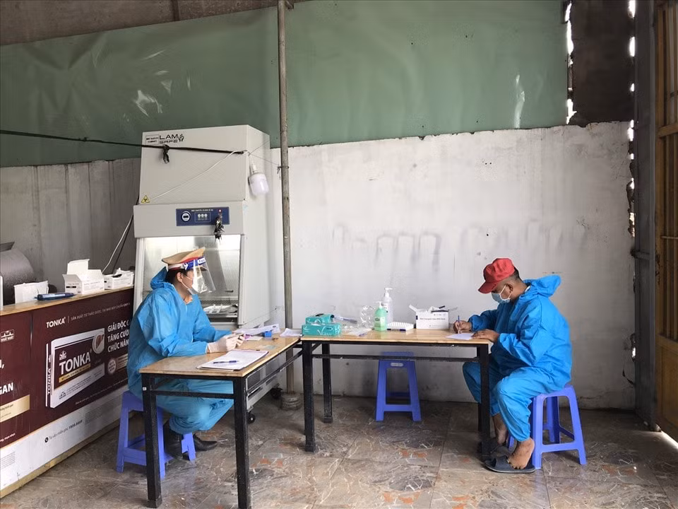tai xe va phu xe mac covid 19 sua giay xet nghiem de thong chot hinh 1