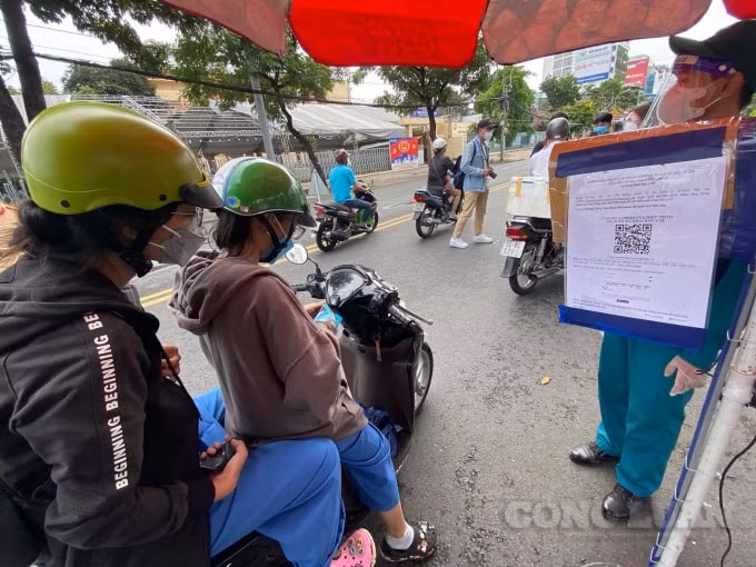 cong an tp hcm kiem soat nguoi tham gia giao thong bang ma qr thay giay di duong the nao hinh 1