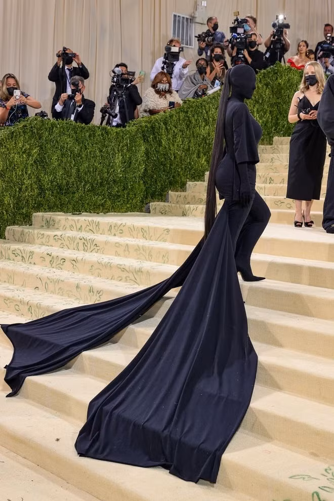 kim kardashian tiep tuc dien thiet ke trum kin o met gala 2021 khien dan tinh ngan ngam hinh 1