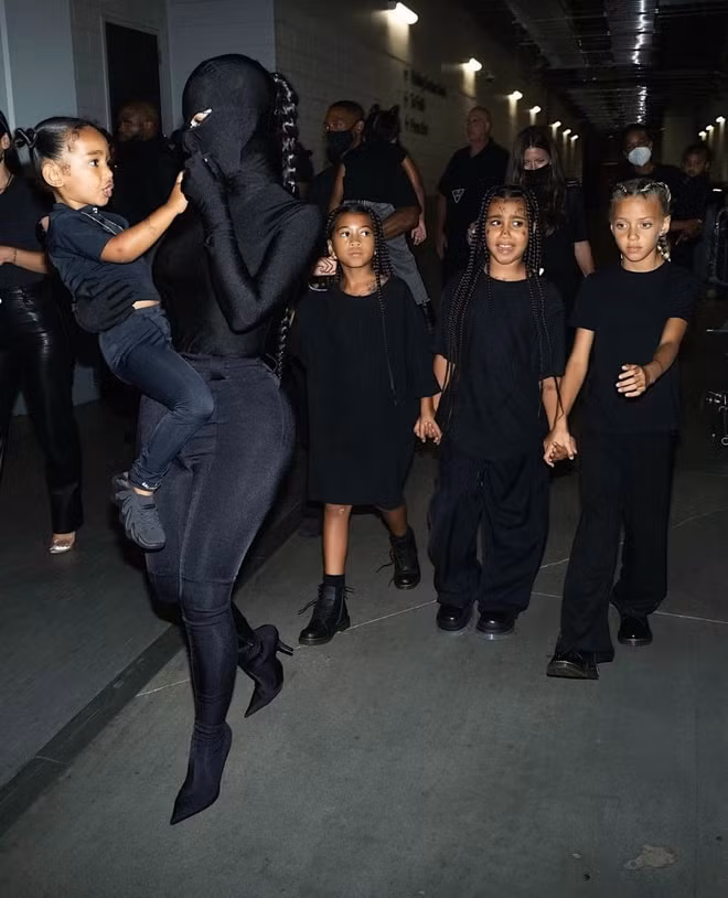 kim kardashian tiep tuc dien thiet ke trum kin o met gala 2021 khien dan tinh ngan ngam hinh 3