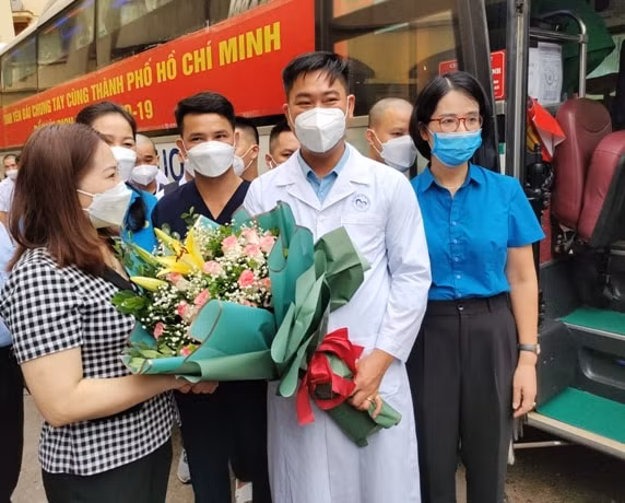 yen bai tiep tuc cu 40 can bo y te len duong ho tro tp ho chi minh chong dich hinh 2