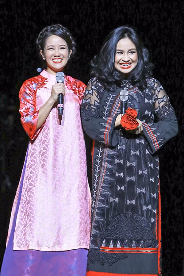 loat nghe si tham gia dem nhac truc tuyen noi vong tay lon hinh 1