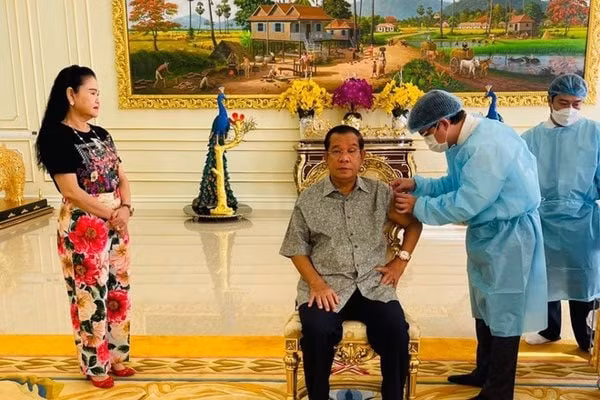 thu tuong campuchia hun sen tiem mui vaccine covid 19 thu ba hinh 1