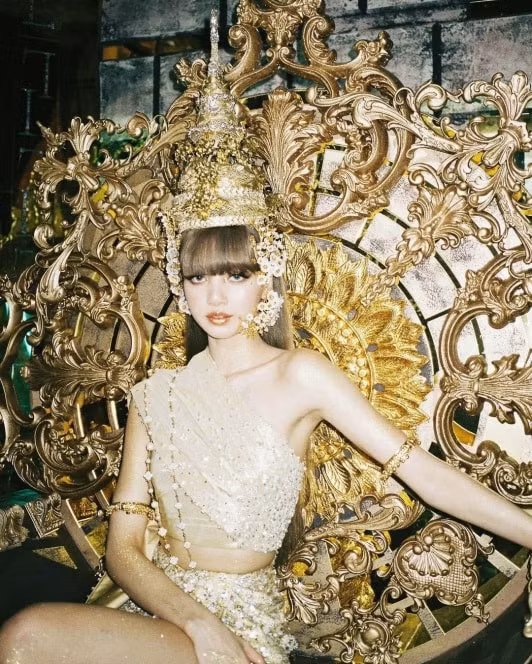 do trang phuc trong cac mv debut cua jennie va rose lisa hinh 2