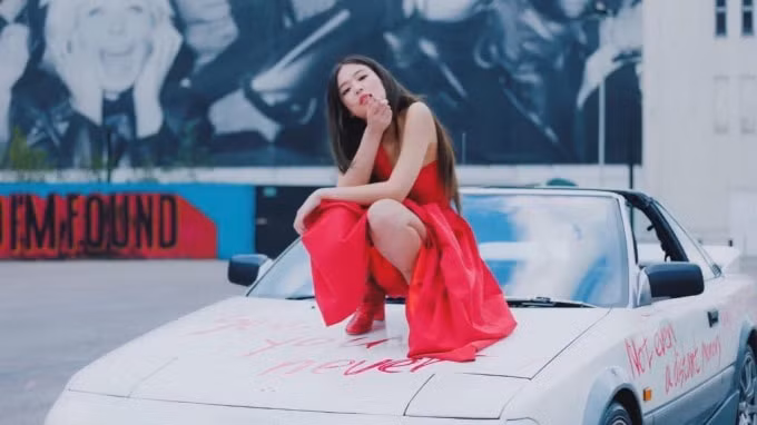 do trang phuc trong cac mv debut cua jennie va rose lisa hinh 6