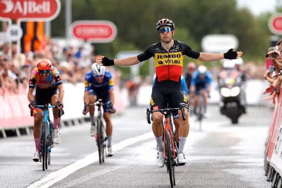 gianh chien thang o chang 6 nhung wout van aert van xep sau ethan hayter tren bang tong sap hinh 1