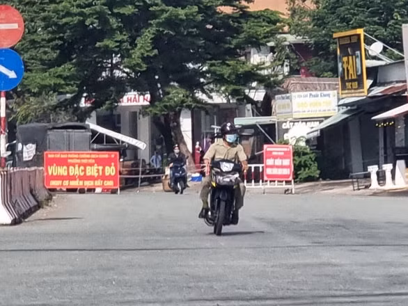hang loat tinh phia nam noi long gian cach cap giay thong hanh vaccine hinh 1
