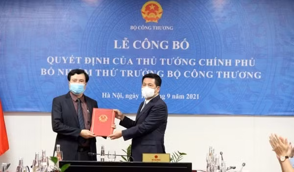 trao quyet dinh bo nhiem thu truong bo cong thuong nguyen sinh nhat tan hinh 1