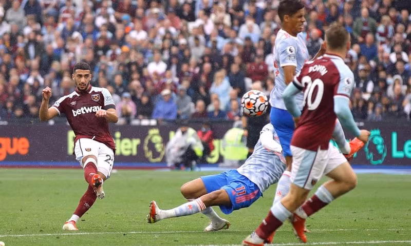 lingard va ronaldo toa sang giup man utd loi nguoc dong ha west ham 2 1 o premier league hinh 2