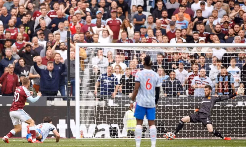 lingard va ronaldo toa sang giup man utd loi nguoc dong ha west ham 2 1 o premier league hinh 1