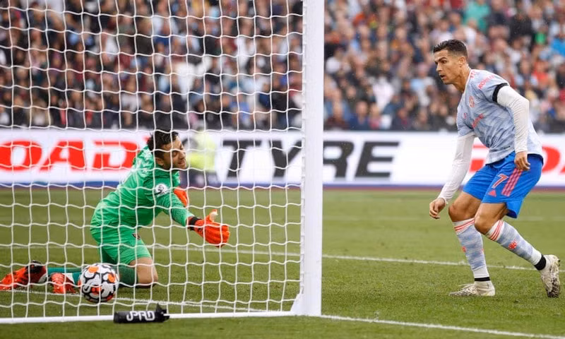 lingard va ronaldo toa sang giup man utd loi nguoc dong ha west ham 2 1 o premier league hinh 3