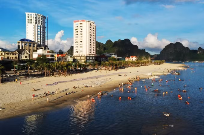 quang ninh thanh pho ha long mo lai mot so hoat dong dich vu hinh 1
