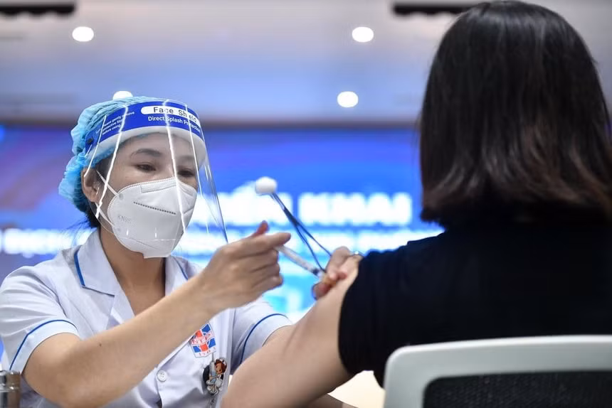 quang binh nu giao vien tiem 2 mui vac xin cach nhau 10 phut hinh 1