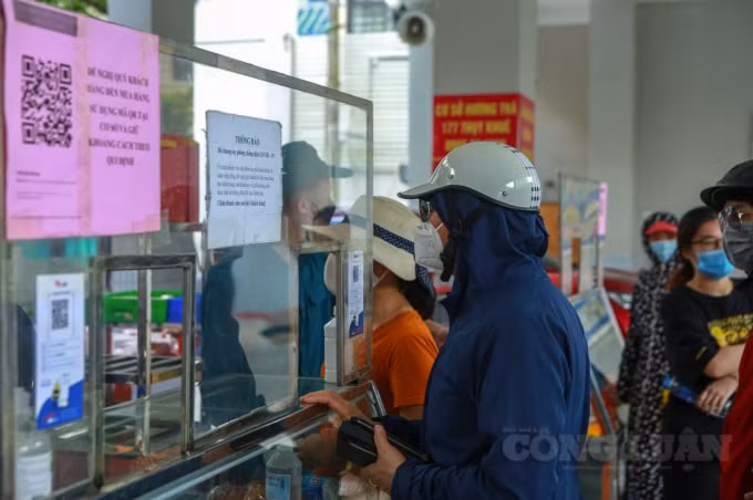 xep hang mua banh trung thu cho hon 2 tieng dong ho den luot da het banh hinh 8