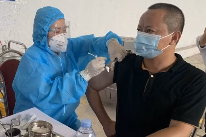 ninh binh gan 400 nguoi trung quoc lam viec tai dia ban duoc tiem vac xin vero cell hinh 1