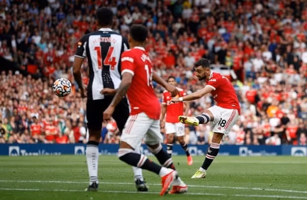 man utd thang 4 1 newcastle ronaldo co man ra mat hoan hao hinh 2