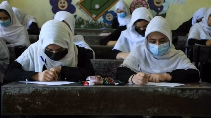 taliban cho phep phu nu afghanistan di hoc nhung cam lop tron nam nu hinh 1