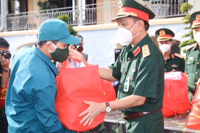 bo quoc phong trao tang tp hcm 100000 phan qua 4000 tan gao hinh 1