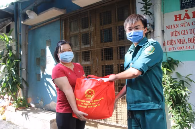 bo quoc phong trao tang tp hcm 100000 phan qua 4000 tan gao hinh 2