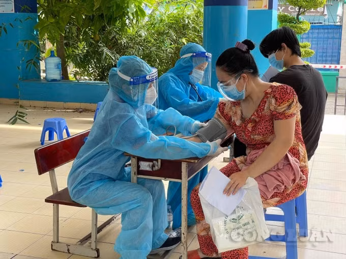 gia dinh cuu f0 dang ky lam tinh nguyen ho tro 30000 ly giay cho cac phuong quan va benh vien da chien hinh 3