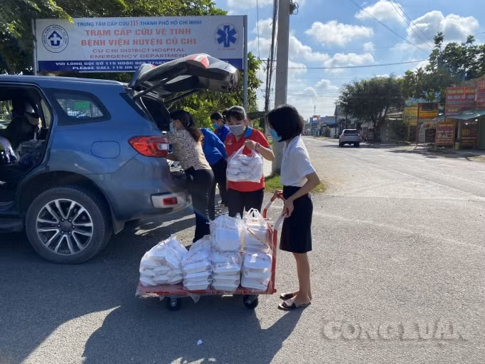 nu sinh 16 tuoi hang ngay lai xe 60km di lam tinh nguyen mong het dich de doan tu voi ba me hinh 6