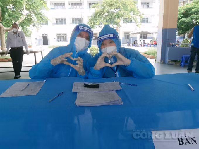 nu sinh 16 tuoi hang ngay lai xe 60km di lam tinh nguyen mong het dich de doan tu voi ba me hinh 4