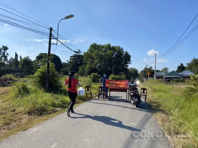 nu sinh 16 tuoi hang ngay lai xe 60km di lam tinh nguyen mong het dich de doan tu voi ba me hinh 5