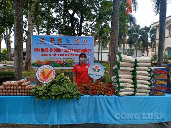 nu sinh 16 tuoi hang ngay lai xe 60km di lam tinh nguyen mong het dich de doan tu voi ba me hinh 2